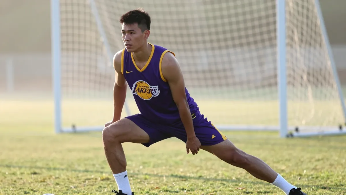 The Los Angeles Lakers add defensive specialist William Kyle III on an Exhibit 10 contract